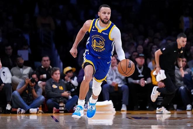  库里迎来十五赛季高光表现，瑞士队球迷沸腾！